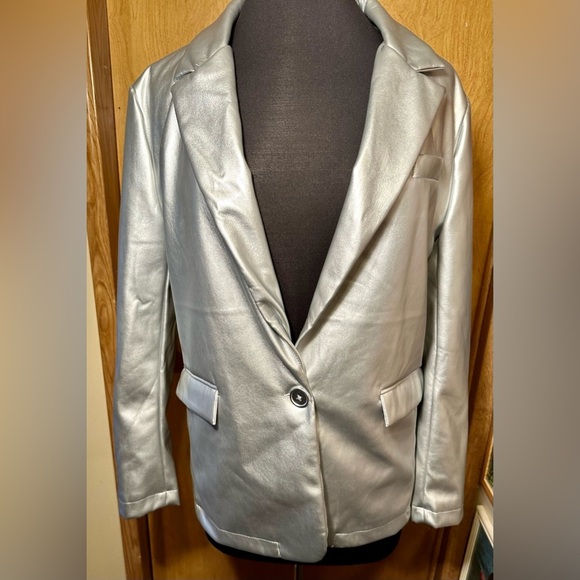 NWT Vigoss size small faux leather silver metallic blazer - Picture 2 of 10